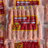 Nem nướng Gia An được chế biến từ thịt heo tươi xay nhuyễn, tẩm ướp gia vị đậm đà theo công thức riêng, sau đó quấn quanh que tre hoặc thanh sả. Nem được nướng chín vàng trên bếp than hồng hoặc trong nồi chiên không dầu, giữ nguyên độ mềm ngọt và hương thơm đặc trưng. Món ăn thường được thưởng thức cùng bánh hỏi, rau sống và nước chấm chua ngọt, tạo nên sự kết hợp hài hòa giữa vị béo, thanh và đậm đà. Đây là lựa chọn lý tưởng cho những bữa ăn truyền thống, vừa ngon miệng, vừa tiện lợi.