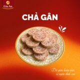 Các khoanh Chả Gân Gia An được cắt ra để lộ phần nhân giòn sần sật từ gân bò xen lẫn lớp thịt nạc trắng ngà, quết mịn và chắc tay. Vẫn giữ nguyên cách gói trong lá chuối xanh thẫm, hút chân không cẩn thận, sản phẩm mang đến cảm giác truyền thống mà vẫn đảm bảo vệ sinh an toàn thực phẩm. Đây là lựa chọn lý tưởng cho bữa ăn đậm chất Việt, vừa tiện lợi vừa an tâm về nguồn gốc.