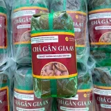 Các khoanh Chả Gân Gia An được cắt ra để lộ phần nhân giòn sần sật từ gân bò xen lẫn lớp thịt nạc trắng ngà, quết mịn và chắc tay. Vẫn giữ nguyên cách gói trong lá chuối xanh thẫm, hút chân không cẩn thận, sản phẩm mang đến cảm giác truyền thống mà vẫn đảm bảo vệ sinh an toàn thực phẩm. Đây là lựa chọn lý tưởng cho bữa ăn đậm chất Việt, vừa tiện lợi vừa an tâm về nguồn gốc.