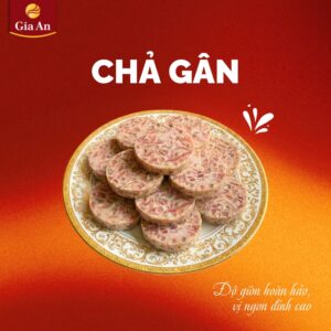 Các khoanh Chả Gân Gia An được cắt ra để lộ phần nhân giòn sần sật từ gân bò xen lẫn lớp thịt nạc trắng ngà, quết mịn và chắc tay. Vẫn giữ nguyên cách gói trong lá chuối xanh thẫm, hút chân không cẩn thận, sản phẩm mang đến cảm giác truyền thống mà vẫn đảm bảo vệ sinh an toàn thực phẩm. Đây là lựa chọn lý tưởng cho bữa ăn đậm chất Việt, vừa tiện lợi vừa an tâm về nguồn gốc.