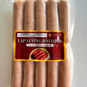 Lạp xưởng hương vị Đài Loan là dòng lạp xưởng có vị ngọt dịu đặc trưng, hòa quyện cùng hương thơm của thịt heo tẩm ướp gia vị truyền thống. Khi nướng, lạp xưởng có lớp vỏ căng bóng, thịt mềm mọng, đậm đà và để lại hậu vị thơm ngọt hấp dẫn, mang đậm phong cách ẩm thực Đài Loan.